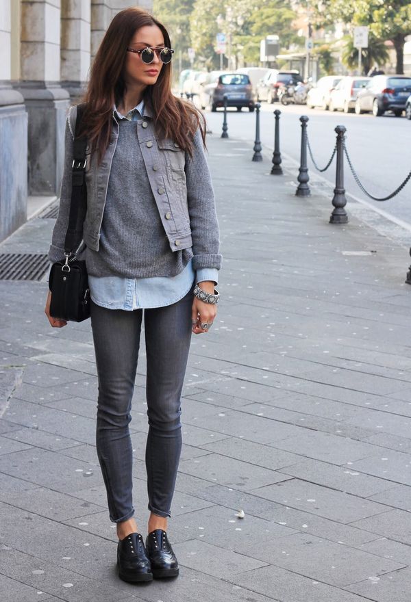 Серый цвет и чёрные джинсы