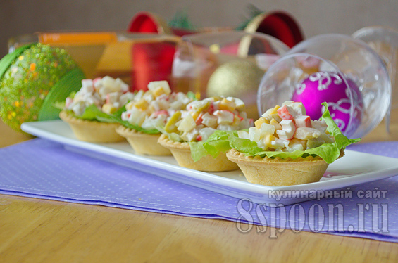 Салат в тарталетках с крабовыми палочками, оливками и ананасом