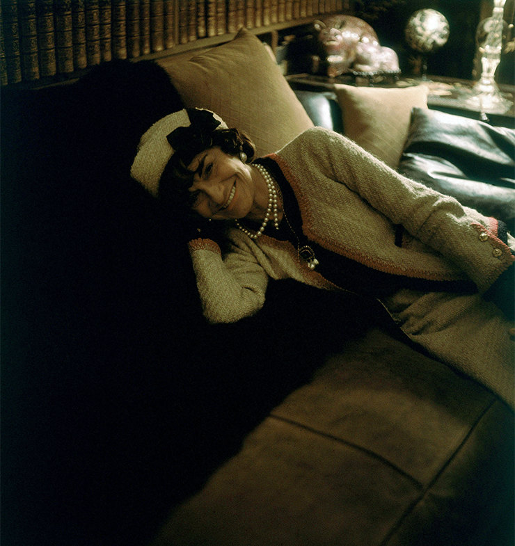 Коко Шанель в своем доме, 1960 год 