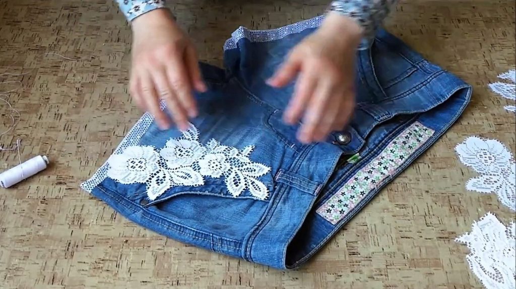 Переделываем джинсы в шорты: в качестве декора на ткани отлично будут смотреться креативные аппликации из кружев