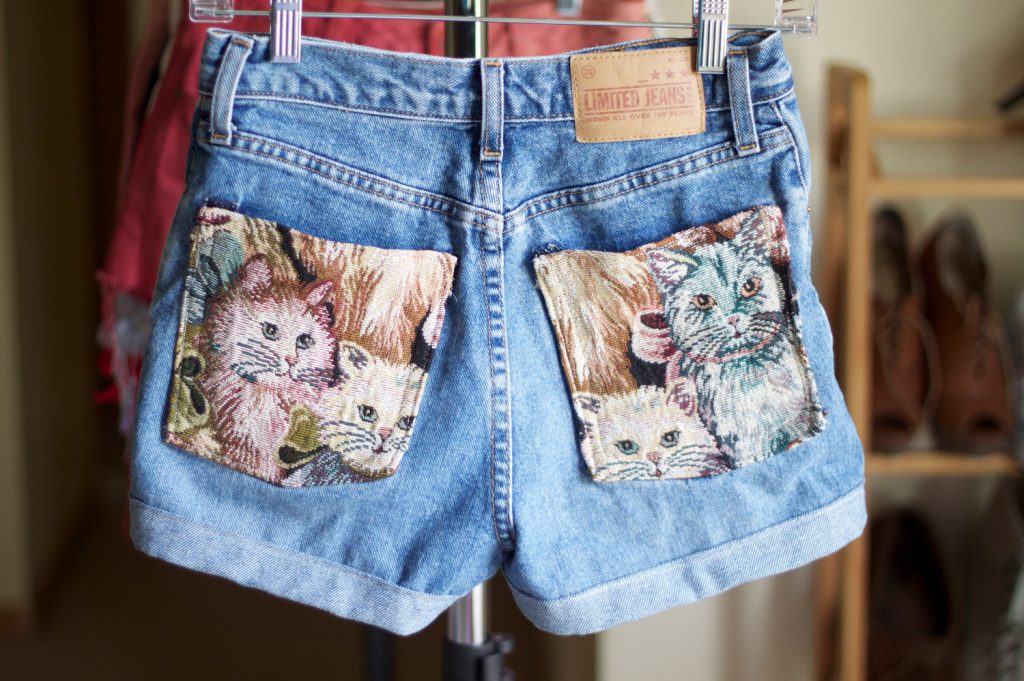 Карманы на шортах можно украсить тканью с изображениями животных