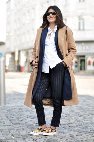Как носить слипоны с пальто женщине: Тандем пальто и черных классических брюк в вертикальную полоску позволит создать утонченный и современный образ. Любишь смелые решения? Тогда заверши свой лук слипонами.