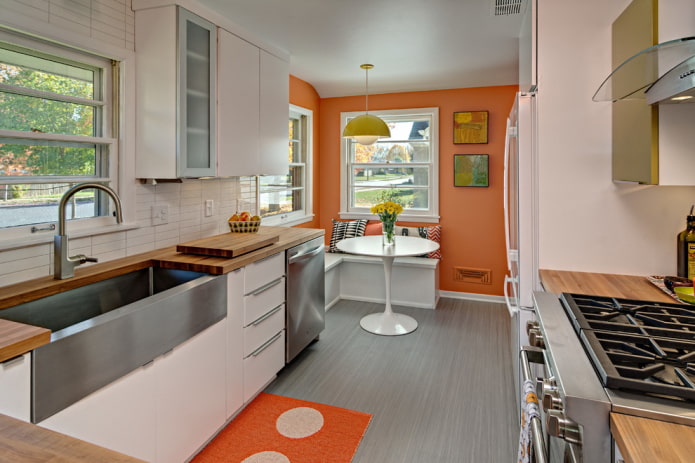 оранжевые стены в интерьере кухни