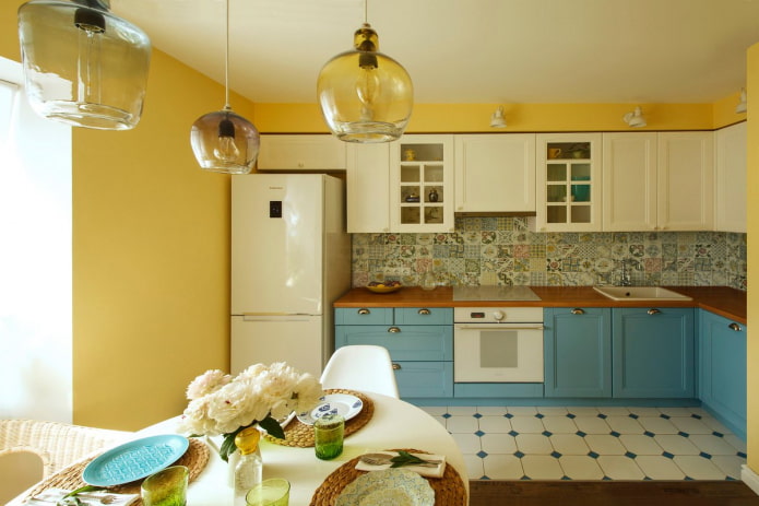 желтые стены в интерьере кухни