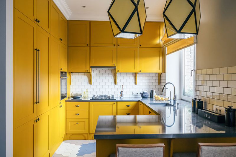 Желтый гарнитур до потолка маленькой кухни