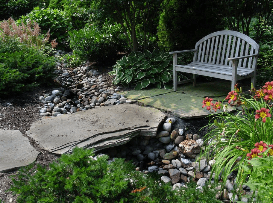 сухой ручей в саду фото