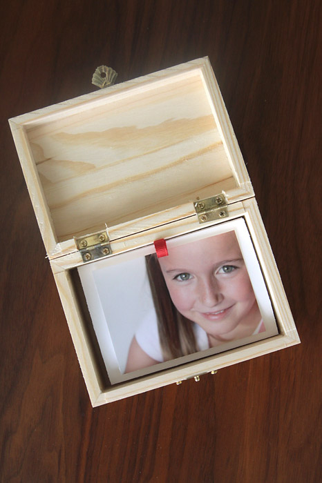 A personalised pull out photo album - photo gifts - http://www.itsalwaysautumn.com/2015/11/12/easy-cheap-diy-gift-idea-photo-gift-box.html