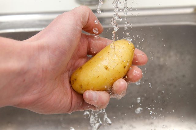 Мытье картошки