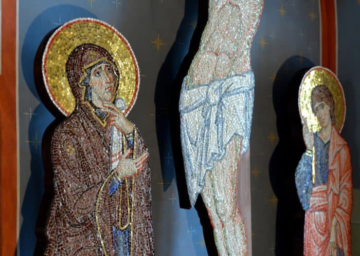 Как церковный художник делает невероятные картины из мозаики