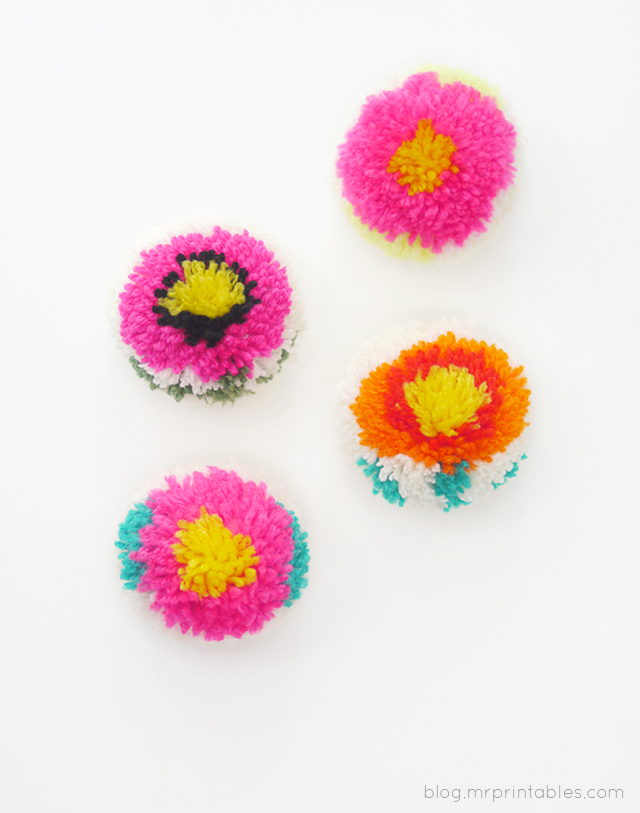 Flower pompoms with a DIY pompom maker - Tutorial