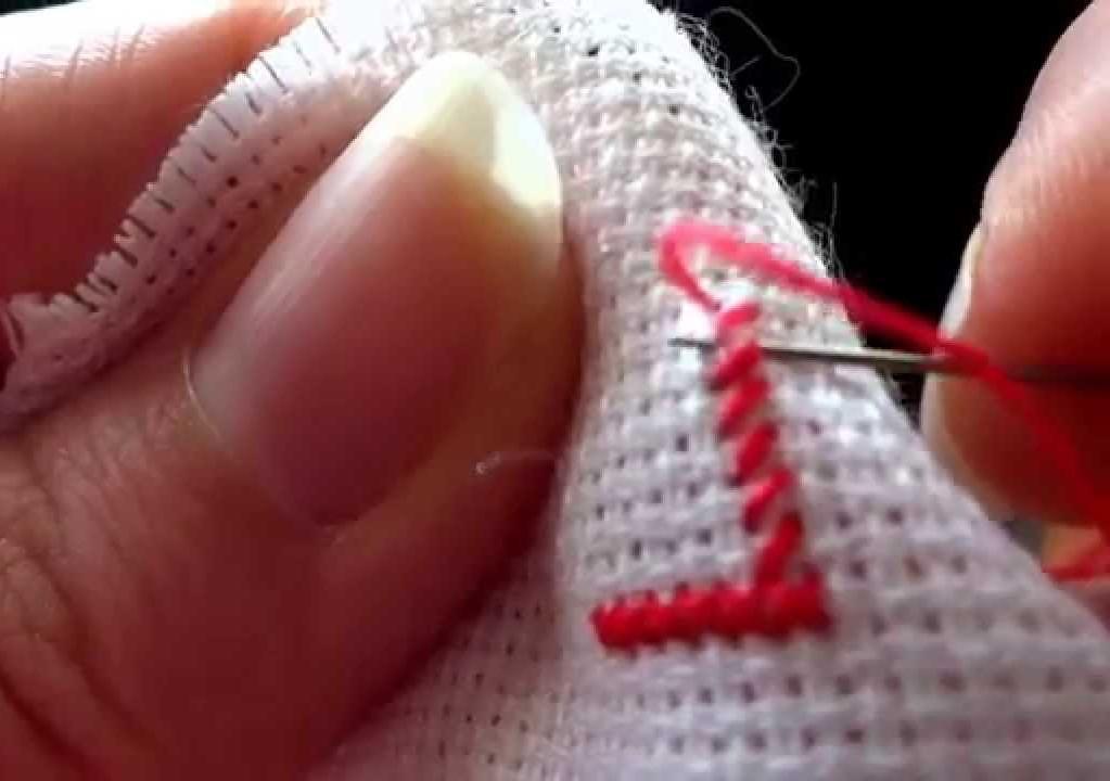 Для того чтобы вышивка получилась аккуратной, необходимо правильно закрепить нить на начальном этапе работы