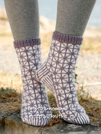 Вязаные носки на 5 спицах с геометрическим жаккардом