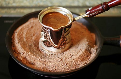 Варка кофе на песке в сковороде