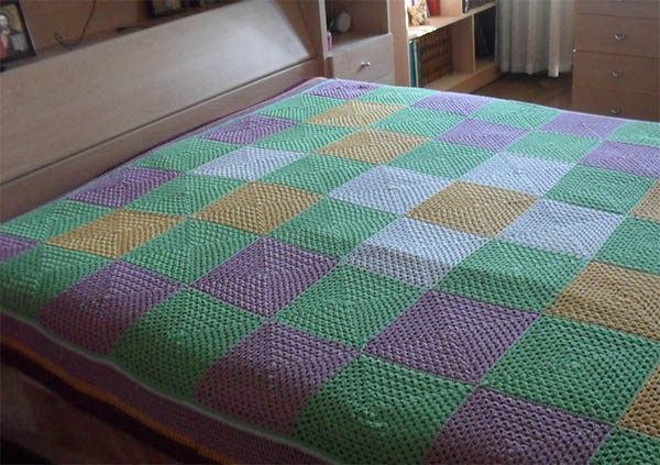 Вязаное покрывало на кровать из квадратов