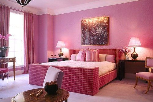 Спальня розового тона будет способствовать романтическим отношениям.