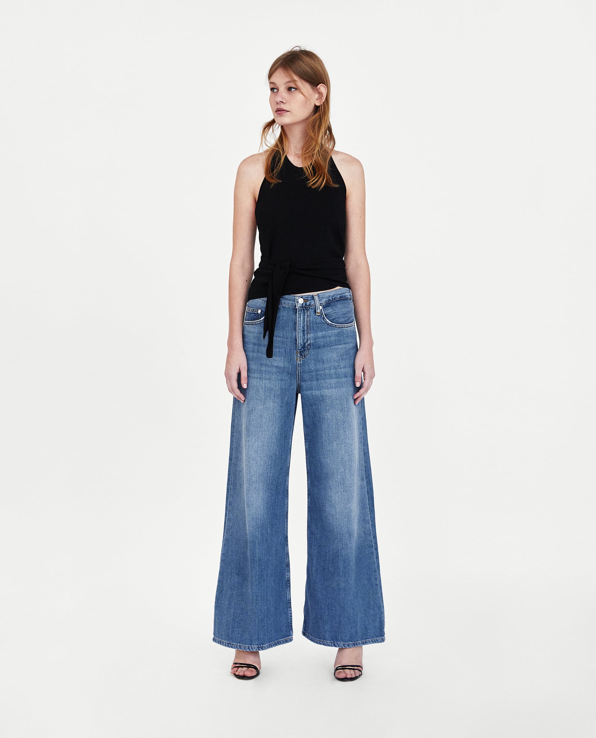 Модель в широких джинсах с завышенной талией