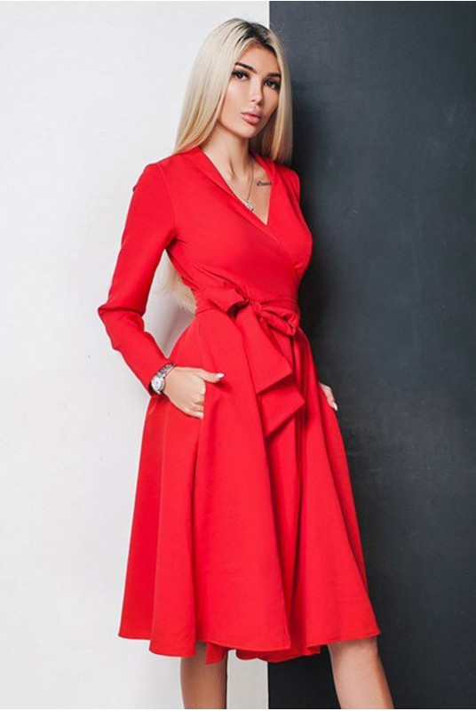 Красное платье фасона халат