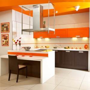 Оранжевая кухня, коричневые фасады, светлая плитка на полу