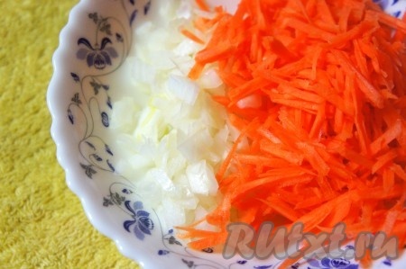 Лук мелко нарезать, морковь натереть на тёрке. Добавить овощи в рыбный суп и варить ещё 5-7 минут на среднем огне.