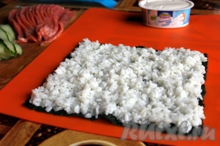 На лист нори выложить тонкий слой риса.