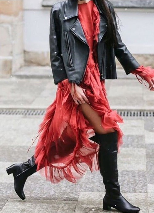 Кожаная куртка, красное шифоновое платье, черные сапоги ботфорты