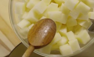Добавляем картофель в суп