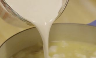 Добавляем молоко в суп