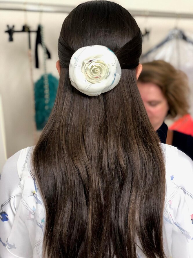 Резинка для волос с цветком