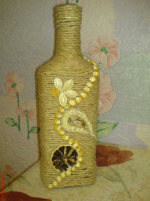 вариант оригинального декорирования бутылок шампанского шпагатом