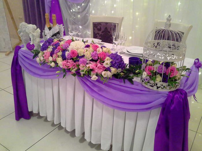 Украшение свадебного стола цветочной композицией